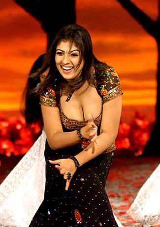 http://celebthumbs.blogspot.com/2009/12/nayanthara-showing-her-biggie-boo-in.html