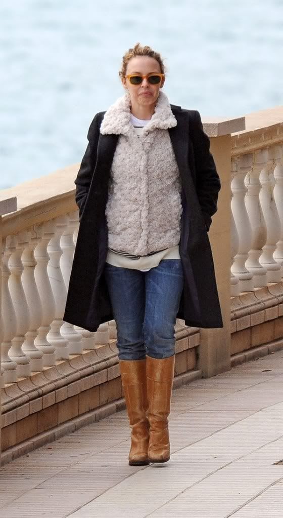 http://celebthumbs.blogspot.com/2009/12/kylie-minogue-out-about-in-spain.html