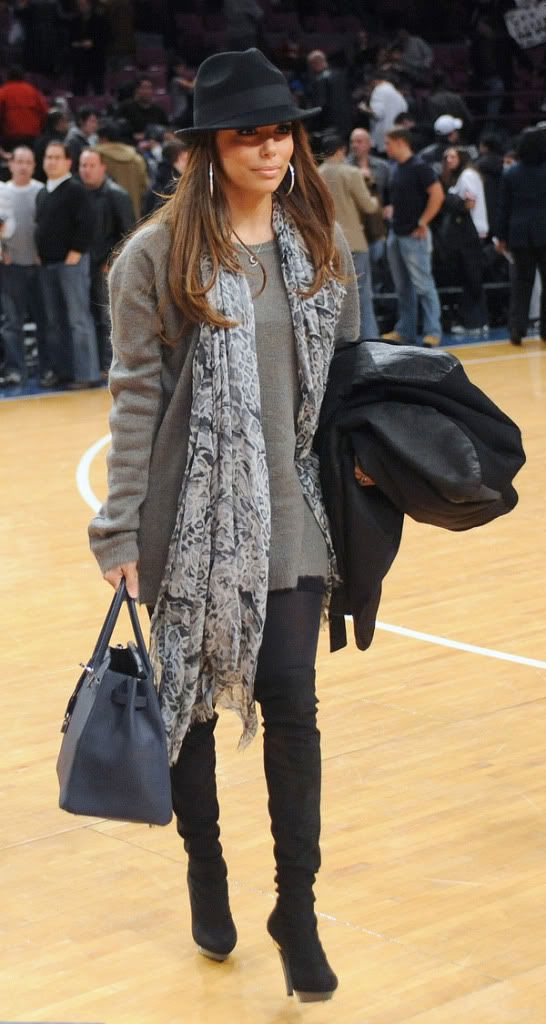 http://celebthumbs.blogspot.com/2009/12/eva-longoria-at-ny-knicks-vs-san.html