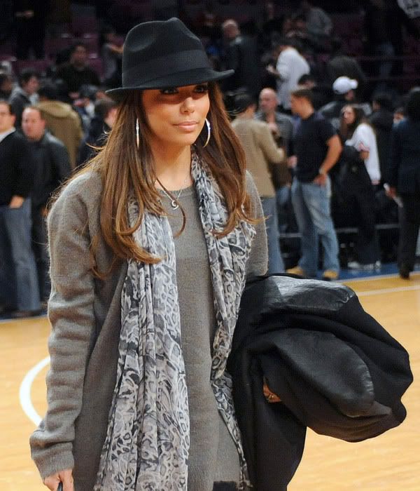 http://celebthumbs.blogspot.com/2009/12/eva-longoria-at-ny-knicks-vs-san.html