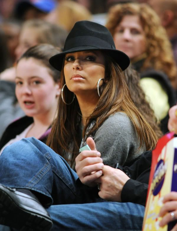 http://celebthumbs.blogspot.com/2009/12/eva-longoria-at-ny-knicks-vs-san.html