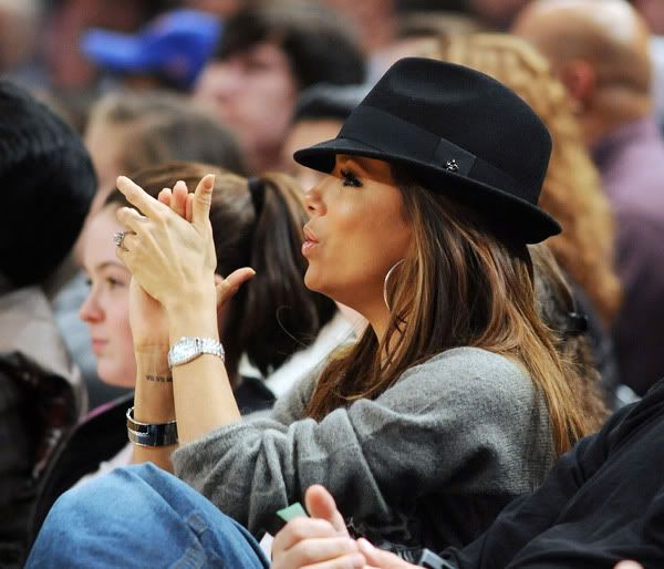 http://celebthumbs.blogspot.com/2009/12/eva-longoria-at-ny-knicks-vs-san.html