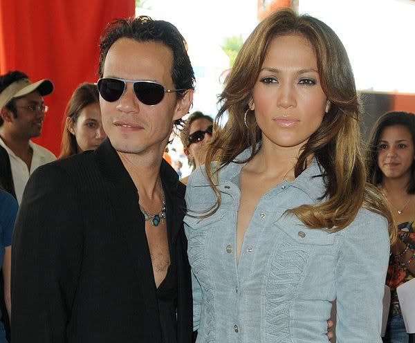 http://celebthumbs.blogspot.com/2009/12/jennifer-lopez-at-miami-dolphins-vs.html