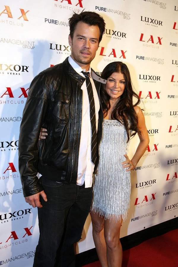 http://celebthumbs.blogspot.com/2010/01/fergie-lax-nightclubs-new-years-eve-in.html