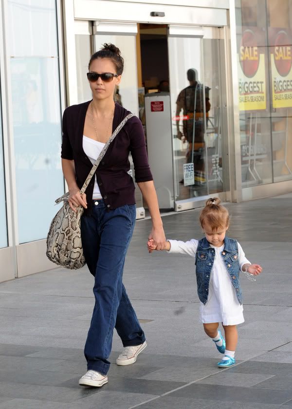 http://celebthumbs.blogspot.com/2010/01/jessica-alba-at-century-city-mall-in.html