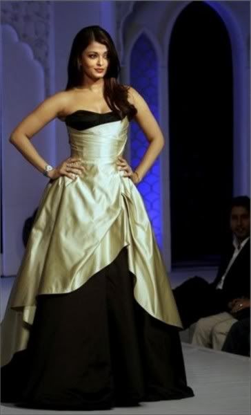 http://celebthumbs.blogspot.com/2009/12/aishwarya-rai-bachchan-back-on-ramp.html
