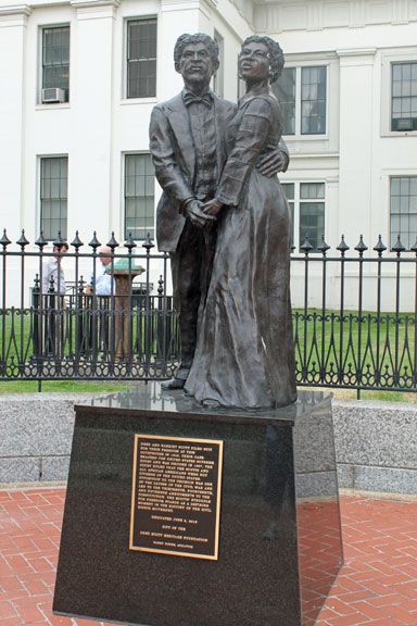 Dred and Harriet Scott statue